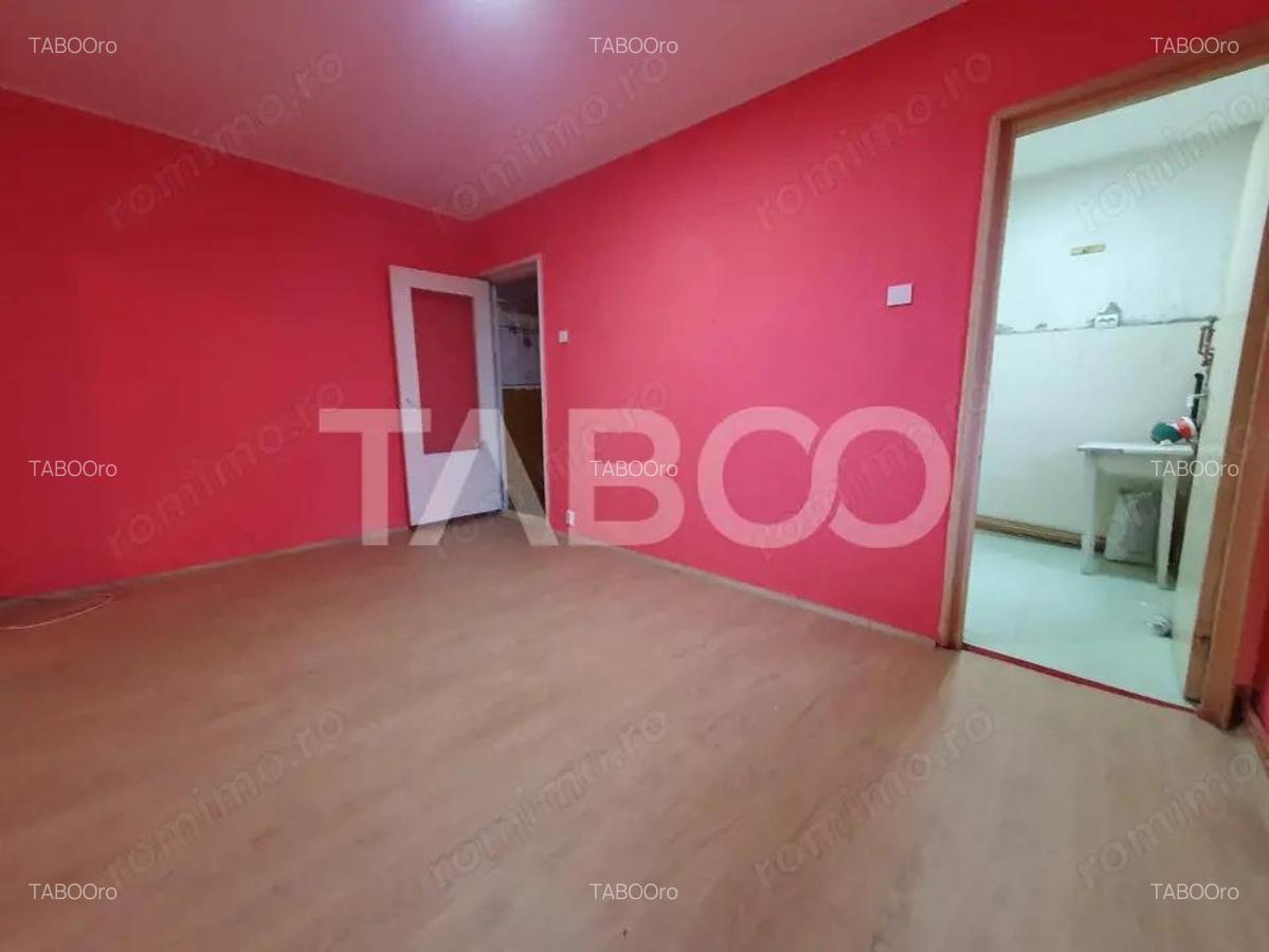 Apartament 2 camere semidecomandat 40 mp utili + 3 mp balcon etaj 2 - 3