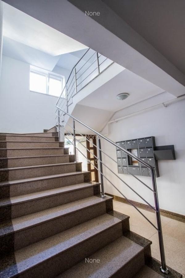 Apartament cu 3 camere decomandat în Tractorul - 3