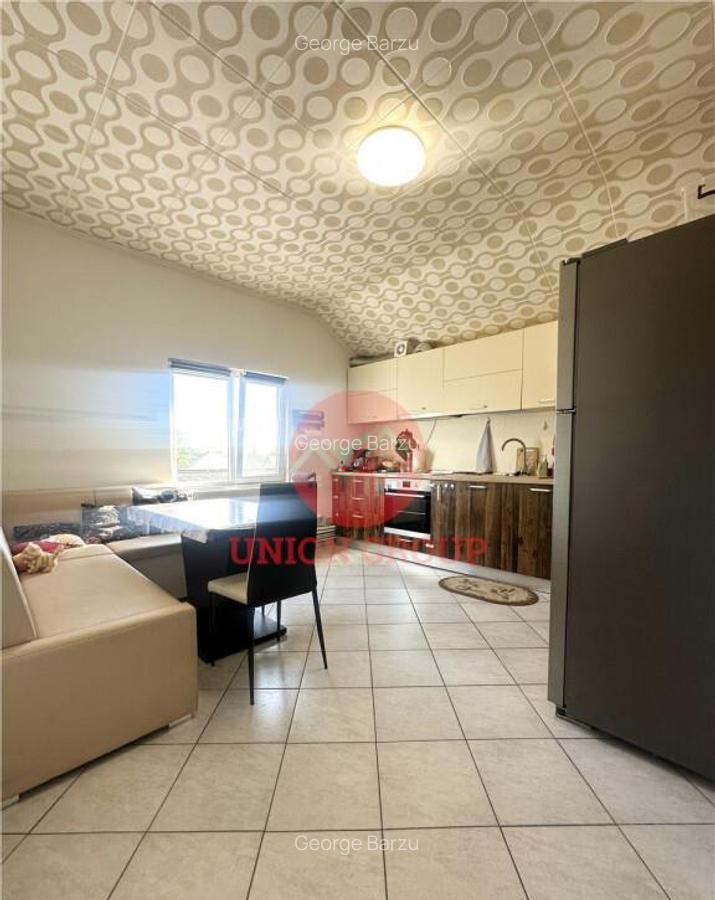 Casa cu Potential Multiplu, Pretabila Pentru Doua Familii sa - 4