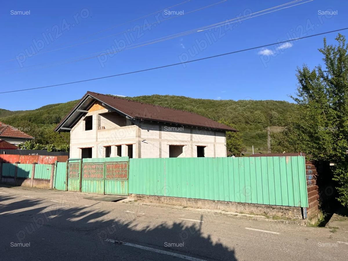 Vand casa cu mansarda la ro?u - 1