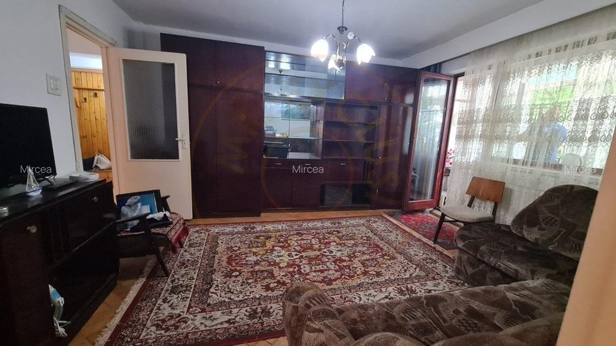 De vanzare Apartament 3 camere Micro 16 et 1 - 2