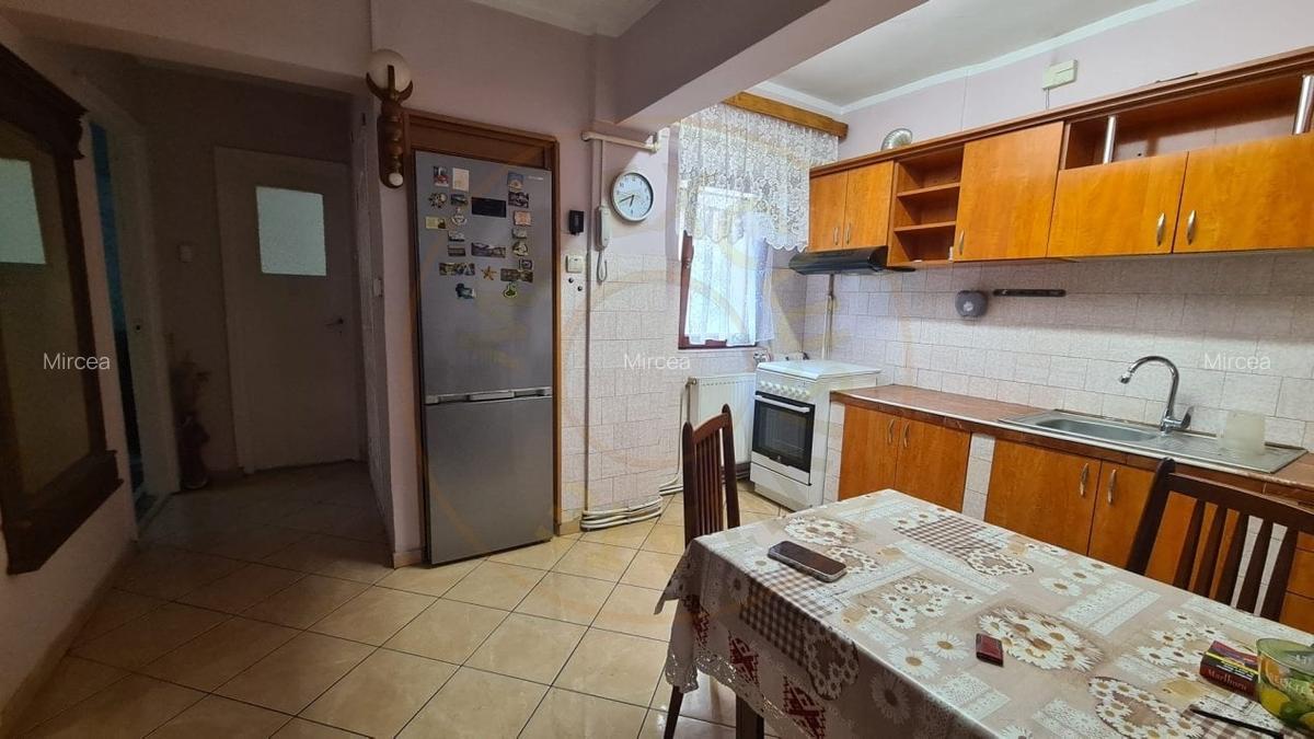 De vanzare Apartament 3 camere Micro 16 et 1 - 4