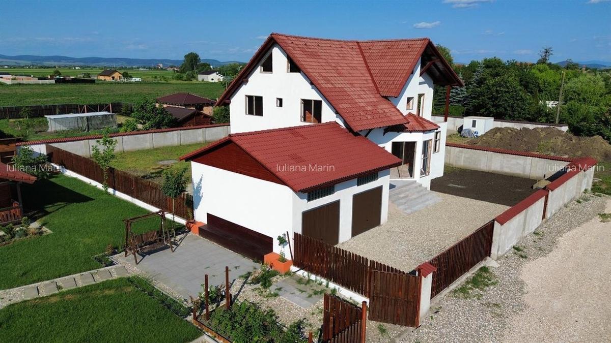 Vila la rosu intr o zona rezidentiala exclusivista Halchiu - 2