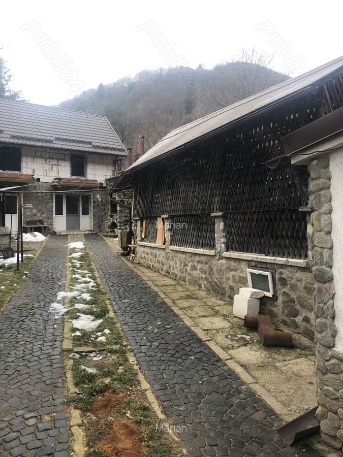 Va salut,se vand doua cabane,la pre? de una - 1