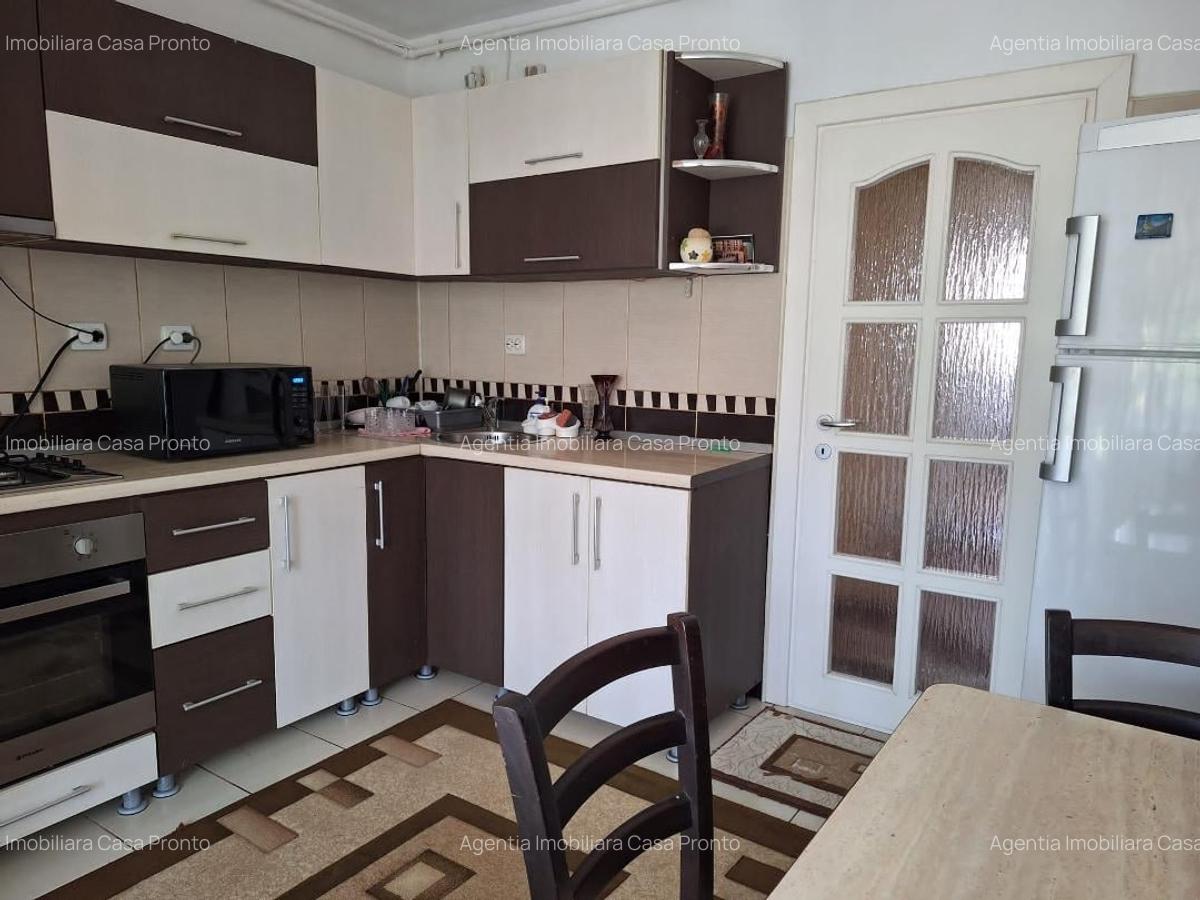 De inchiriat Apartament 3 camere, zona Centru. - 1