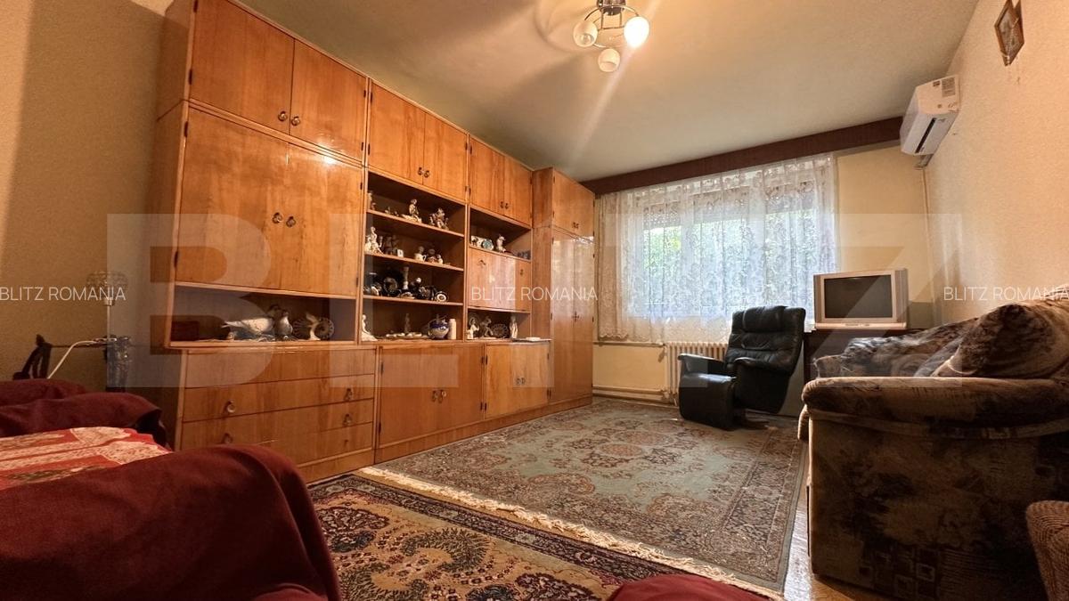 Apartament de vanzare,  decomandat cu 3 camere, zona Dacia - 2