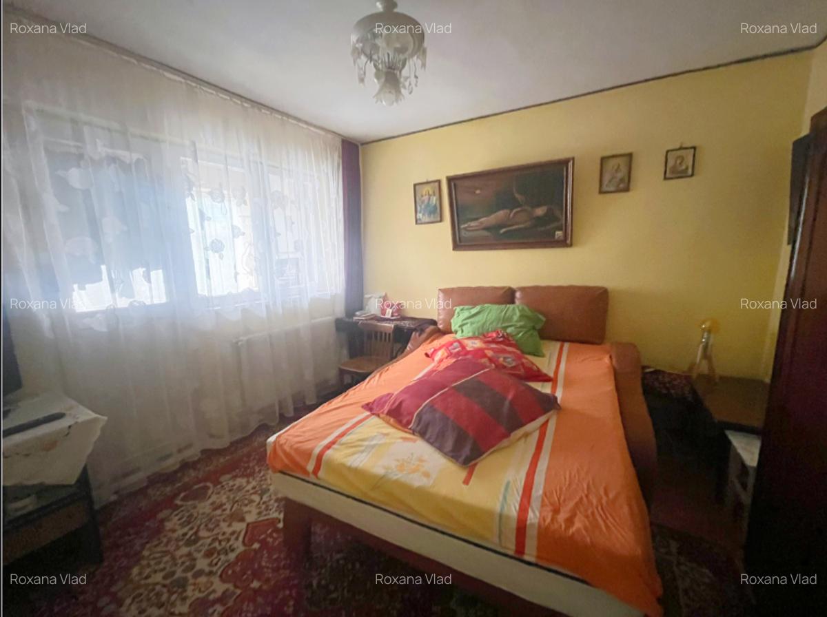Apartament trei camere - Zona Școala nr. 10 - etajul 2 - 1