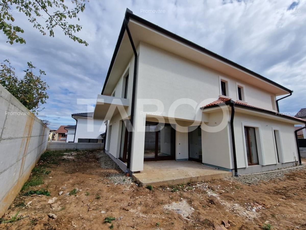 Casa individuala de vanzare cu teren, terasa, garaj si curte Selimbar - 1