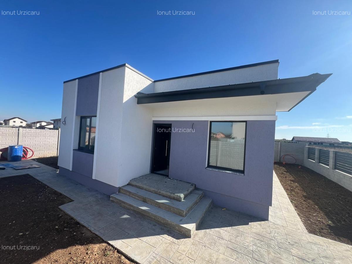 Casa e vanzare cu 4 camere 2 bai teren 300mp - 1