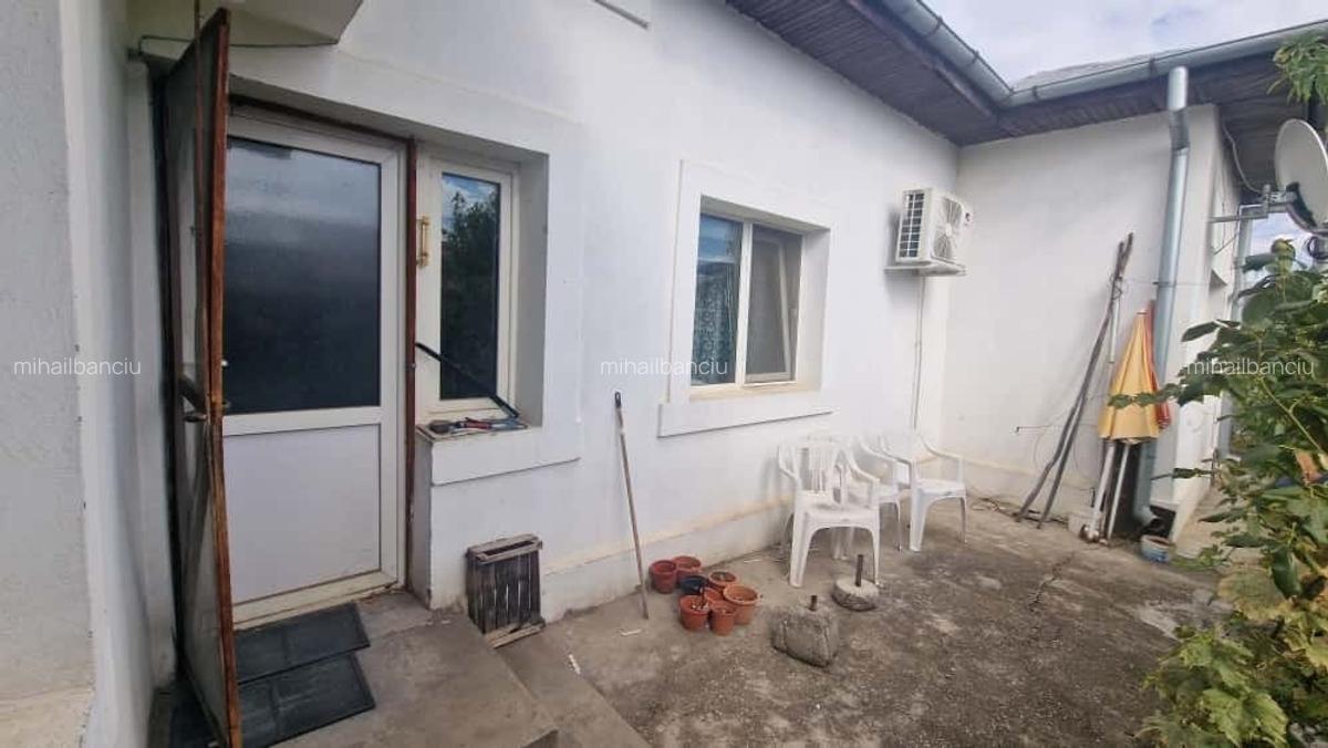 Casa 5 camere + Beci + Garaj 2 masini + Curte fata + Curte spate - Teren pe colt - 5