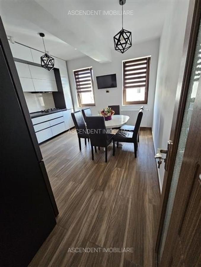 Apartament cu 3 camere decomandat în Tractorul - 7