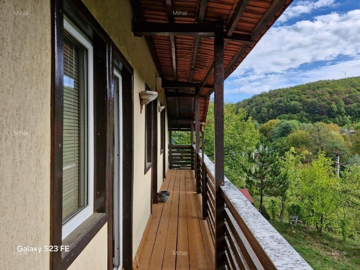 Casă de vacanță sau permanentă, pe deal, cu curte terasată și priveliște superbă - 7