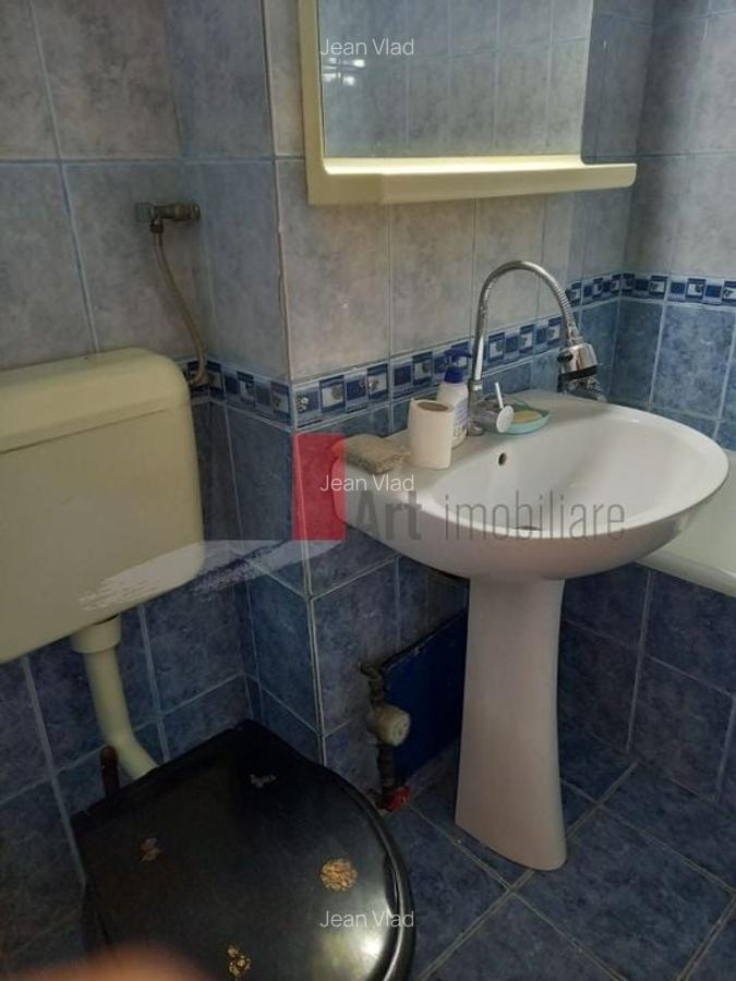 Apartament cu 3 camere semidecomandat în Titulescu - 10