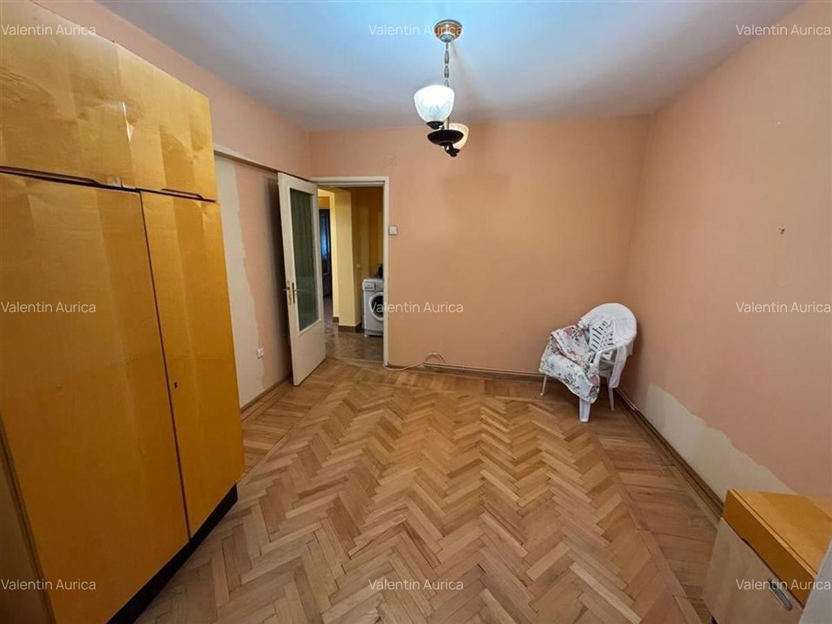 Apartament 3 camere, etaj 1, zona Garii , decomandat, liber - 10