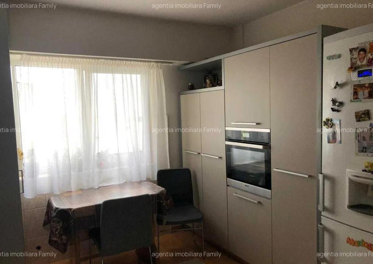 Apartament cu 3 camere decomandate zona Obcini - intrare - 3