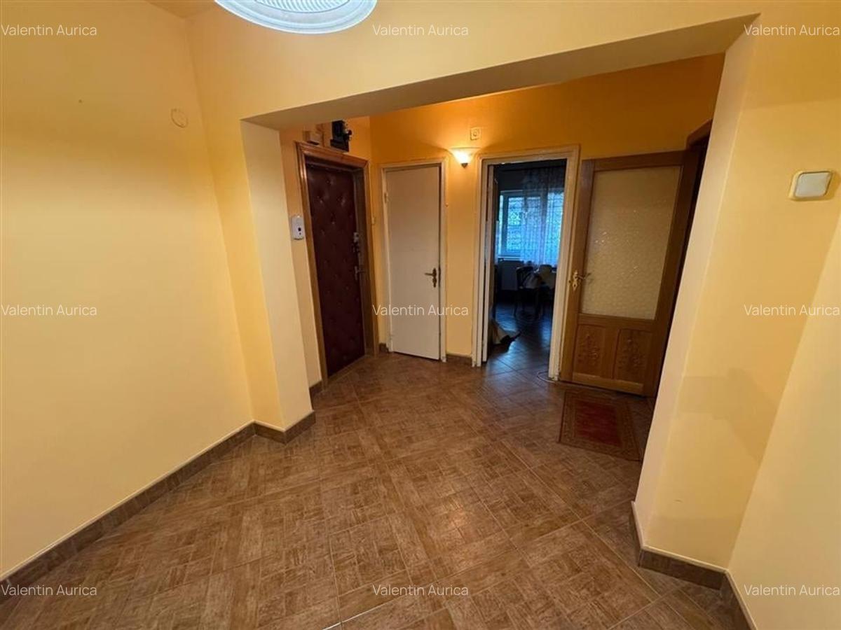 Apartament 3 camere, etaj 1, zona Garii , decomandat, liber - 15