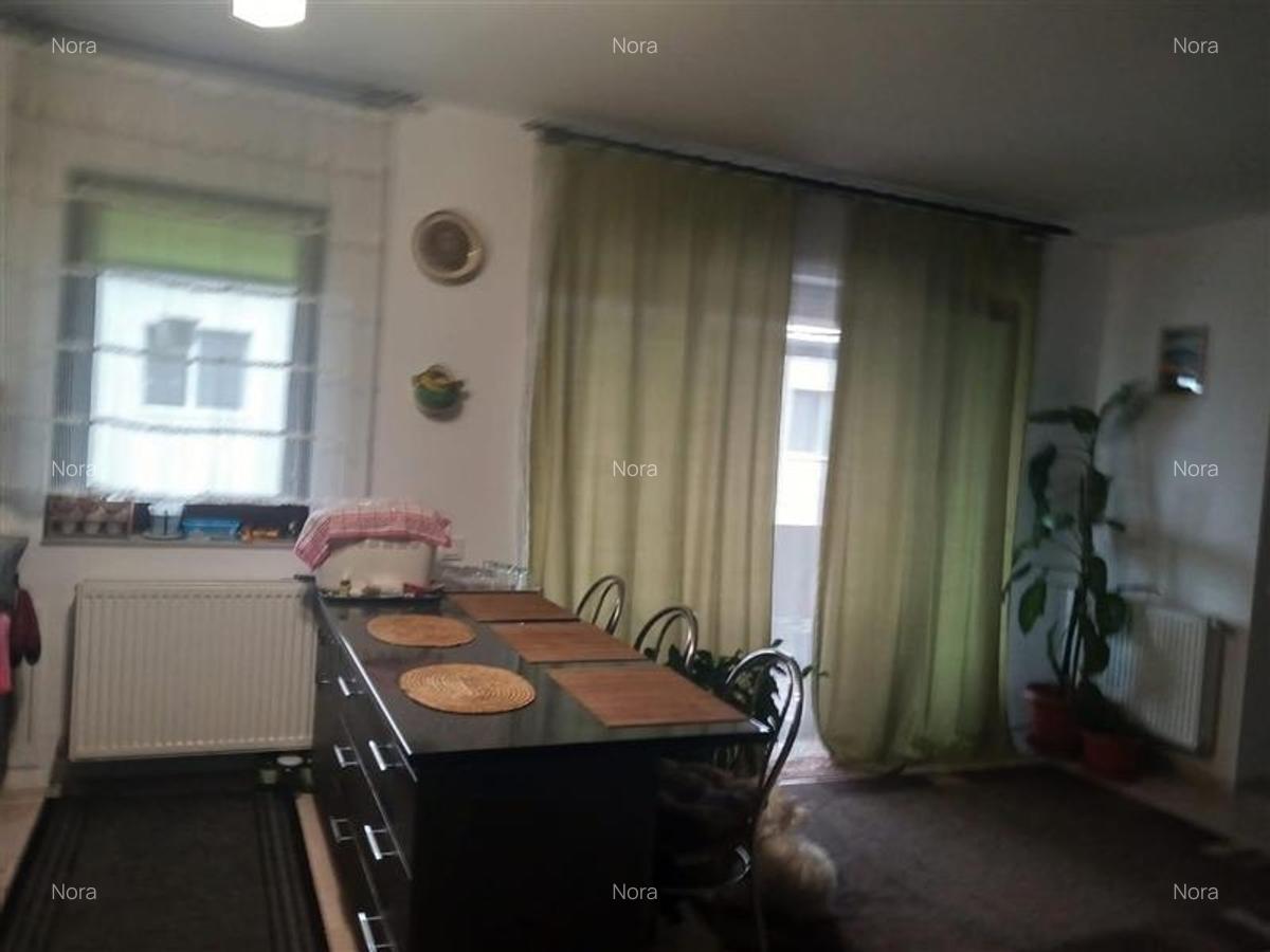 Inchiriere apartament 3 camere Terra in bloc mic - 2