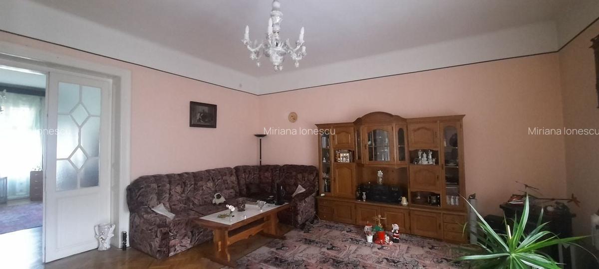 Apartament cu 4 camere semidecomandat în P-ța Victoriei - 2