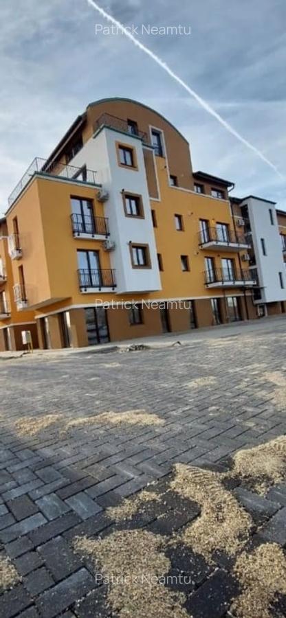 Apartamente + spatiu comercial - 1