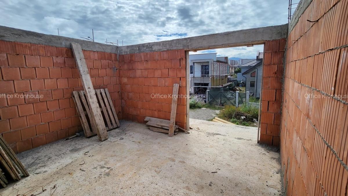Apartament cu 3 camere în Tractorul - 23