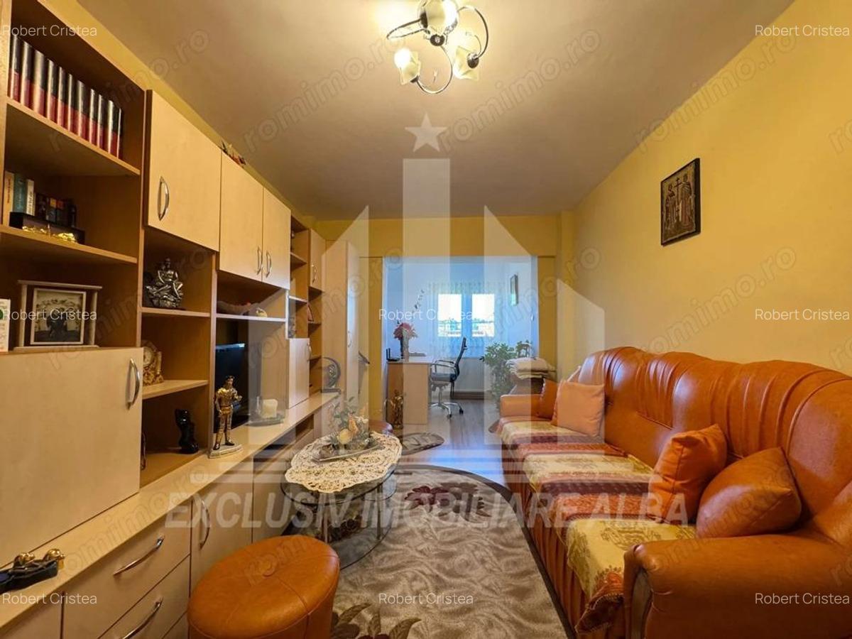 Apartament cu 3 camere decomandate, etaj 2, Centru - 1