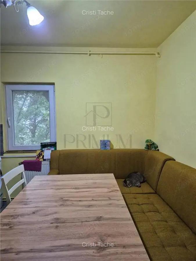 DAMBOVITA - ETAJ 2 - BLOC IZOLAT - 3 camere - 2 bai - 2 balcoane - centrala proprie - 4