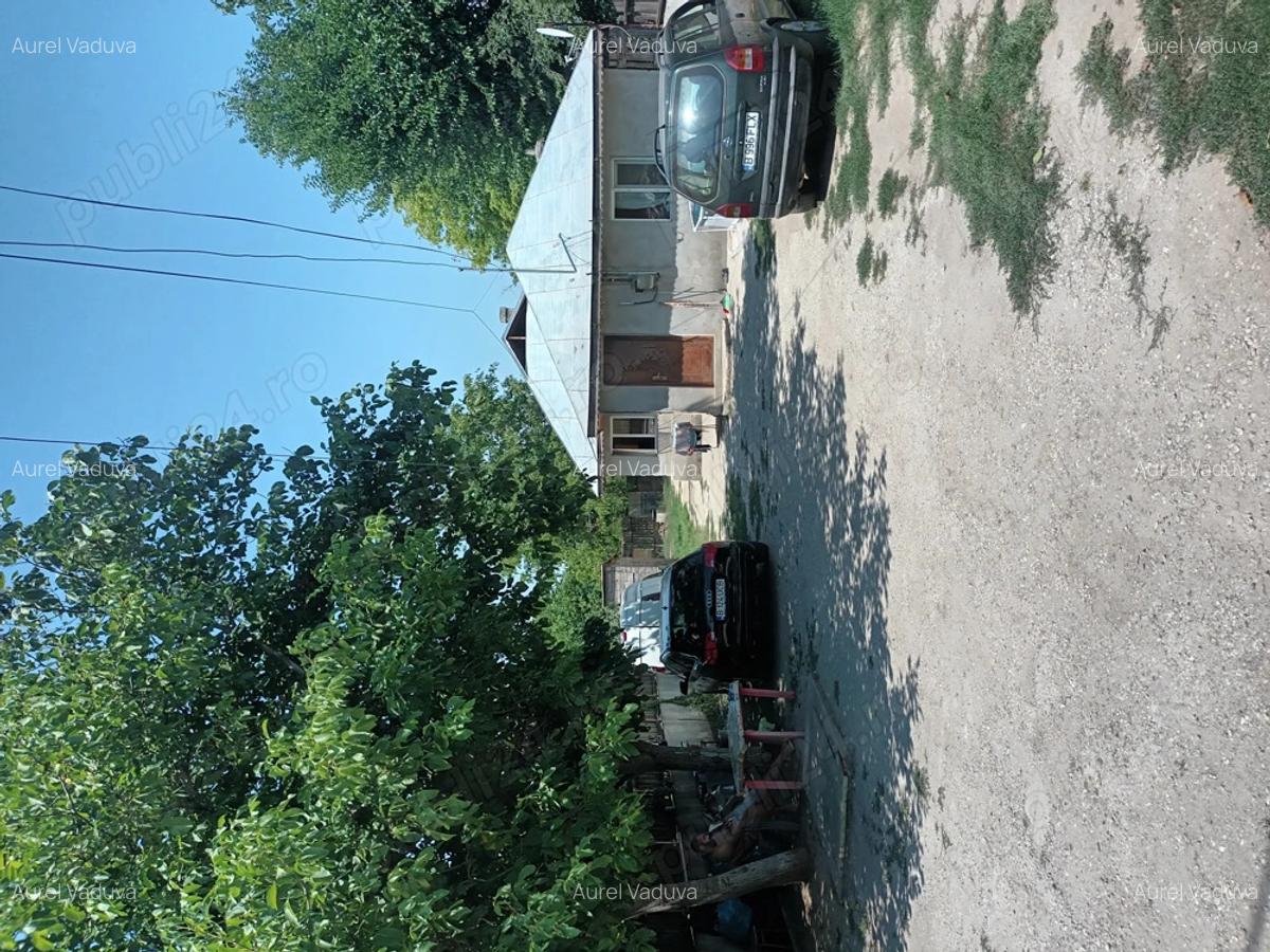 Vind casa in giule?t sct 1 casa are 5 camere baie bucatarie zona lini?tita ?i curat - 5