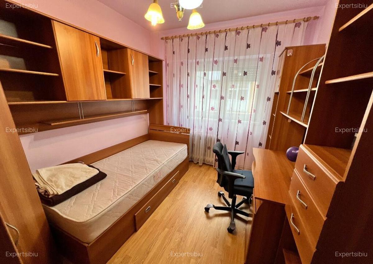 INCHIRIEZ apartament 4 camere decomandat, zona Vasile Aaron - 6