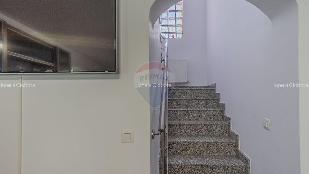 Casa / Vila cu 10 camere de vanzare in Moieciu de Jos - 14