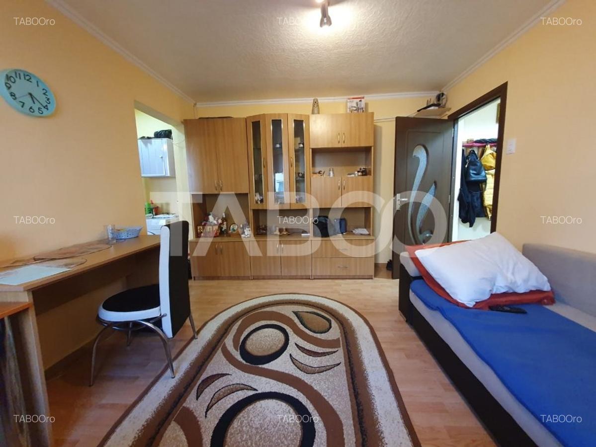 Apartament de vanzare 2 camere semidecomandat zona 13 Decembrie - 2
