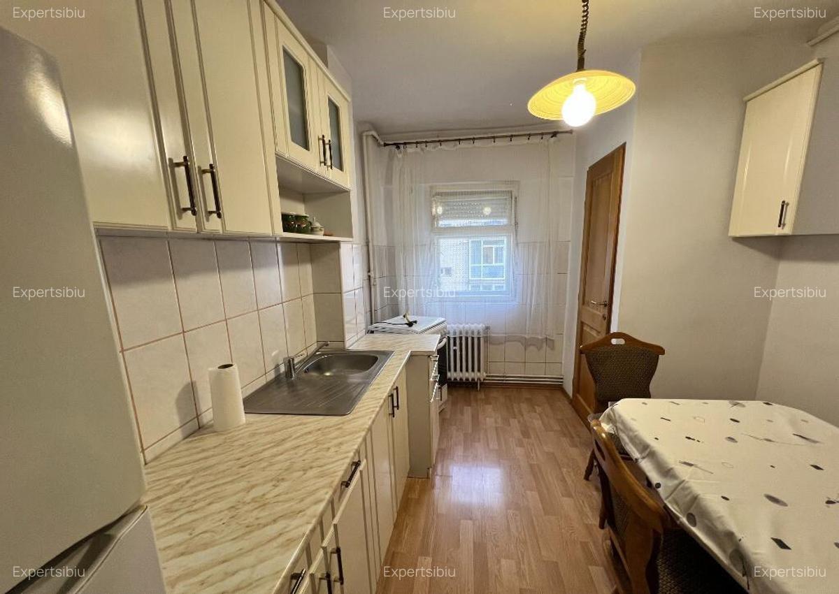 INCHIRIEZ apartament 4 camere decomandat, zona Vasile Aaron - 13