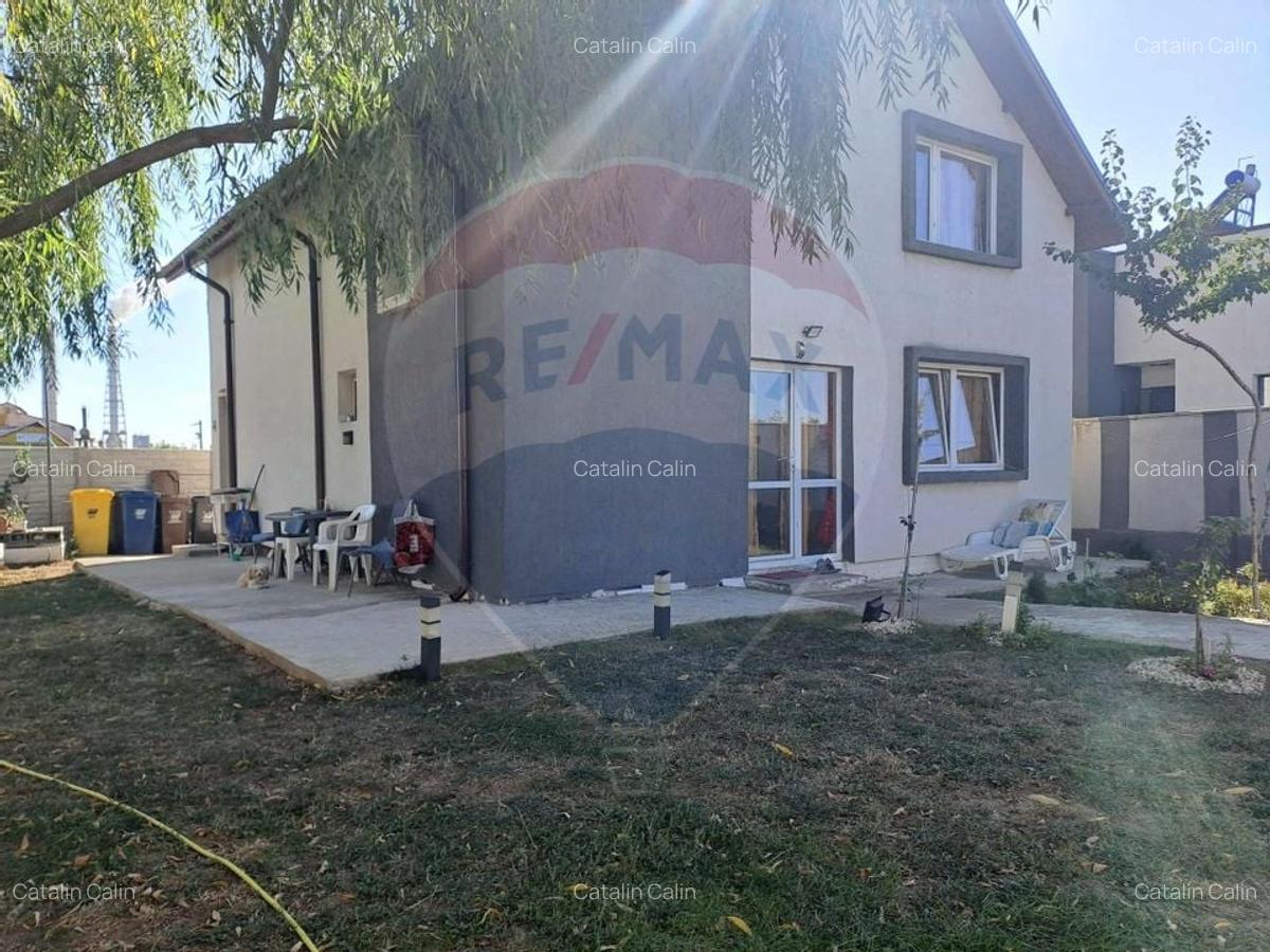 Casa / Vila cu 5 camere de vanzare - 1