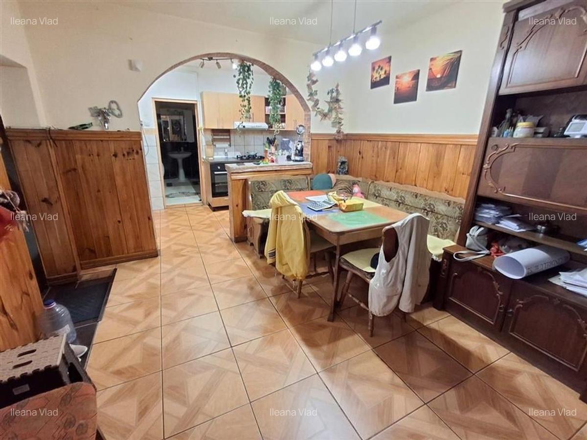 Casa cu doua apartamente garaj pivnita in Cisnadie - 4