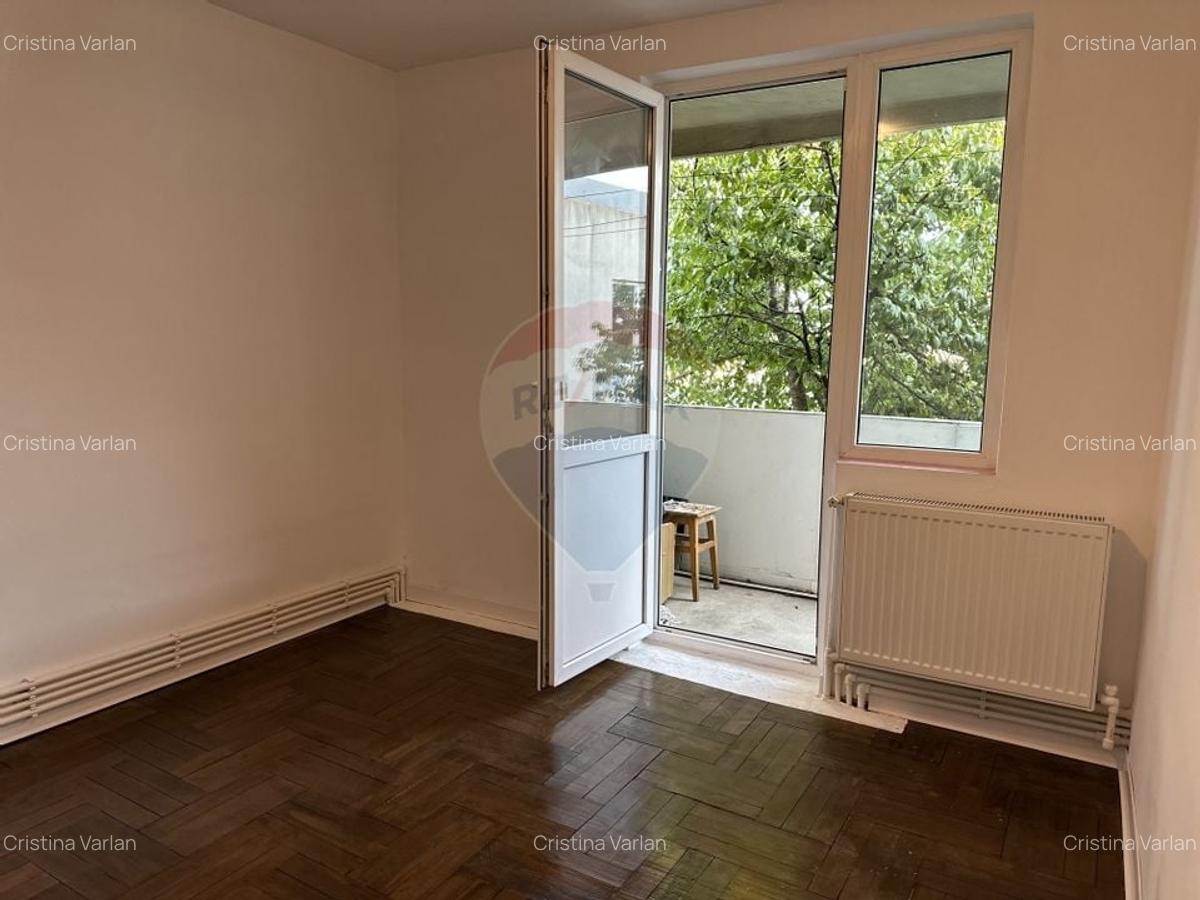 Apartament cu 4 camere de vanzare Roman central - 3