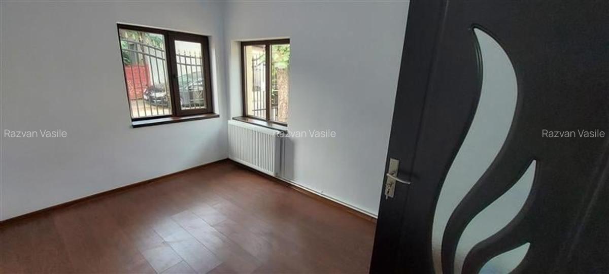 Oportunitate. Casa situata intr-o zona linistita, cu foarte multa verdeata si - 4