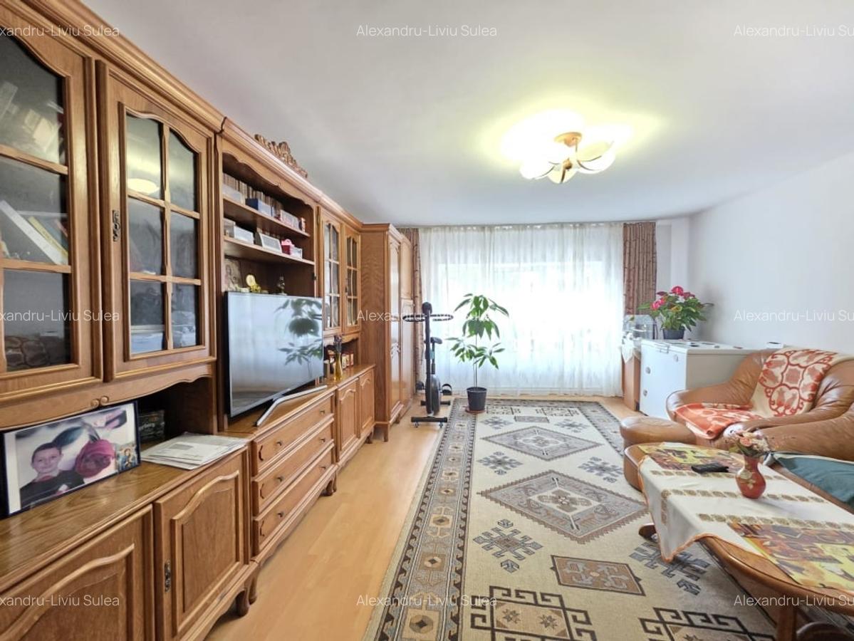 Casa cu trei camere, curte proprie, Podul Cretului, Schei - 1