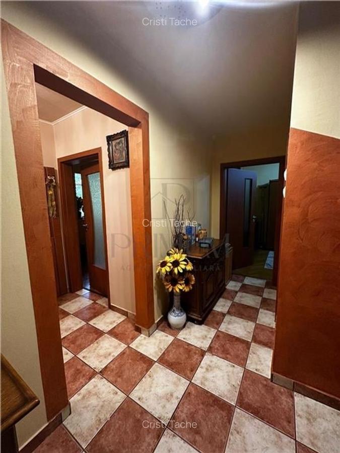 CIRCUMVALATIUNII - ETAJ 1 - BLOC IZOLAT - 4 camere - 2 bai - debara - decomandat - 10