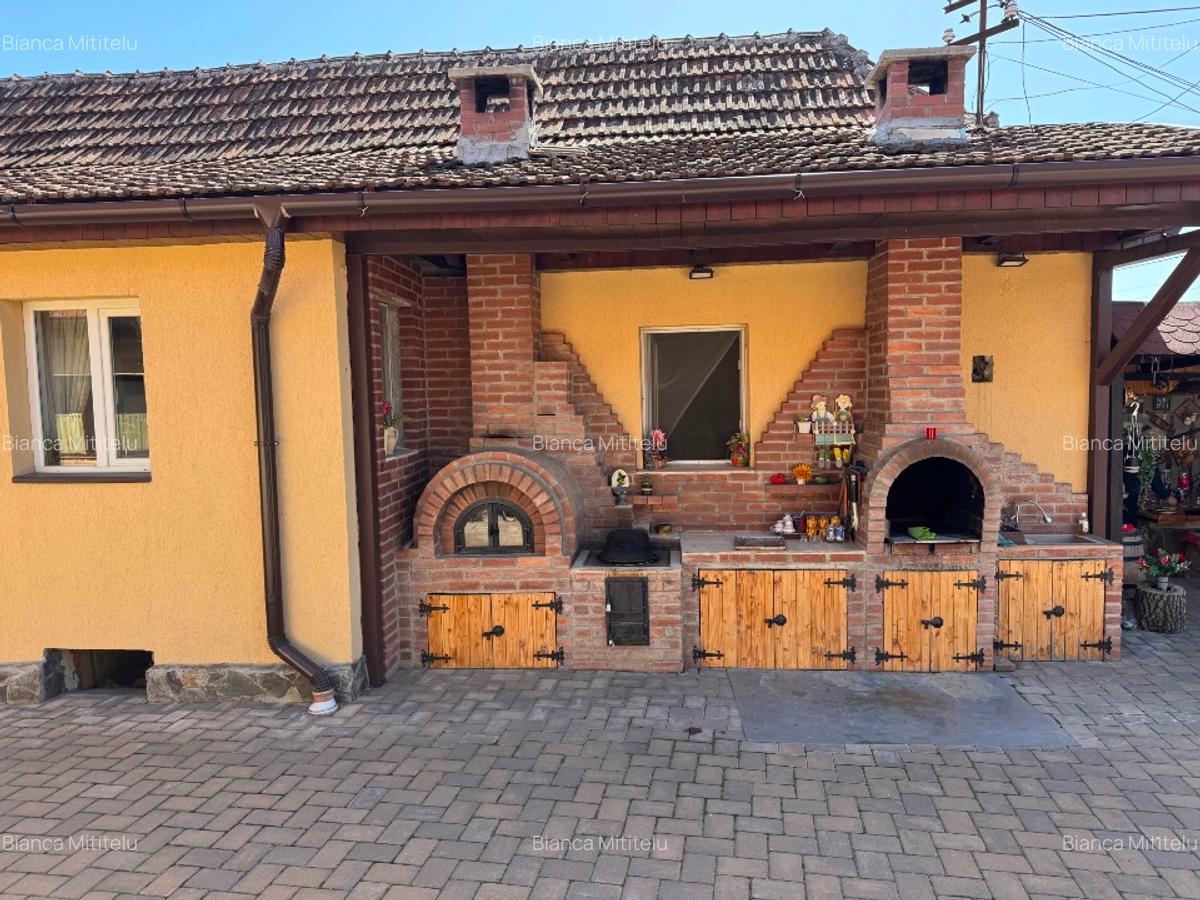 Vand casa  cu posibilitate de afacere formata din 3 apartamente individuale - 2