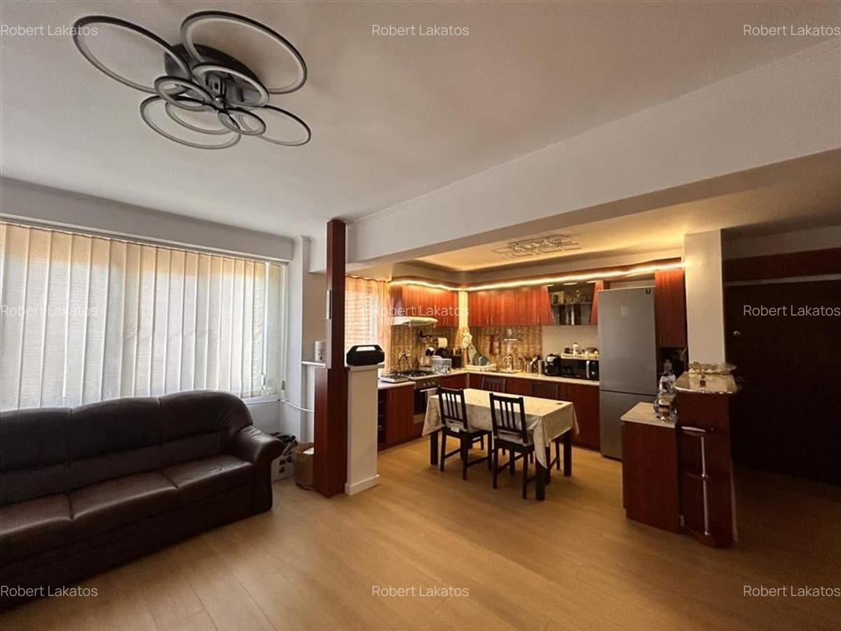 Apartament cu 3 camere decomandat în Rogerius - 18
