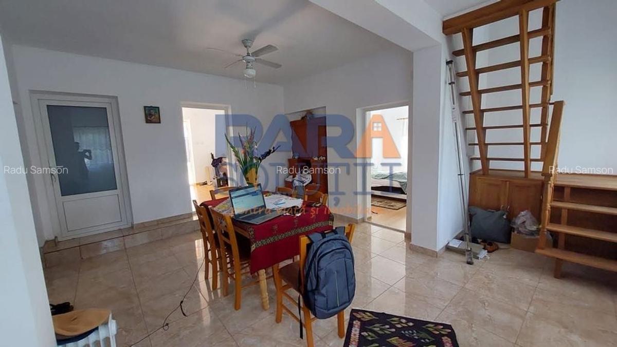 Casă 2015 - 4 dormitoare, 2 băi, 2 bucătării - 4