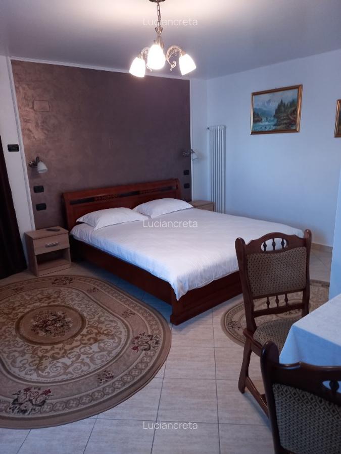 Vind  CASA  FAMILIARA sau cu destinatie PENSIUNE  cu 5 camere  5 bai - 8