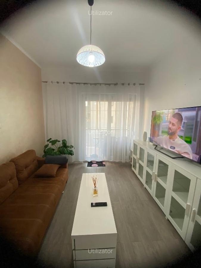 Proprietar închiriez apartament cu 2 camere decomandat etajul 1 - 7