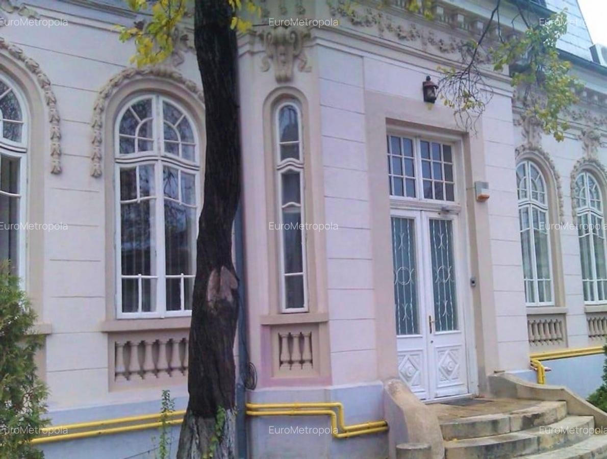Vila cu arhitectura si teren 500mp - 1