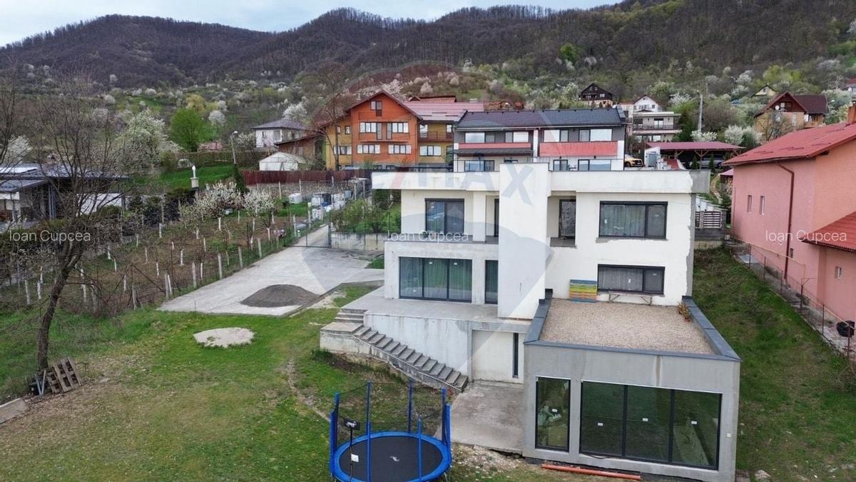 Vila cu piscina 15 ari si panorama de vanzare str. Grigore Ureche - 3