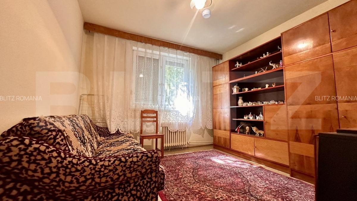 Apartament de vanzare,  decomandat cu 3 camere, zona Dacia - 6