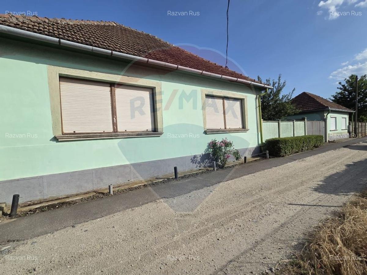 Casa cu gradina si solarii de legume - 1
