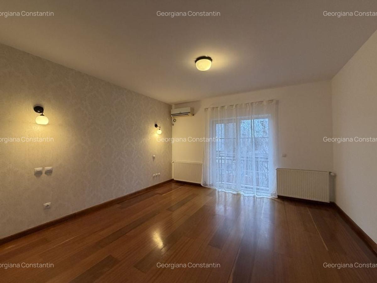 Vila semimobilata  cu 3 dormitoare, piscina exterioara, complex - 9