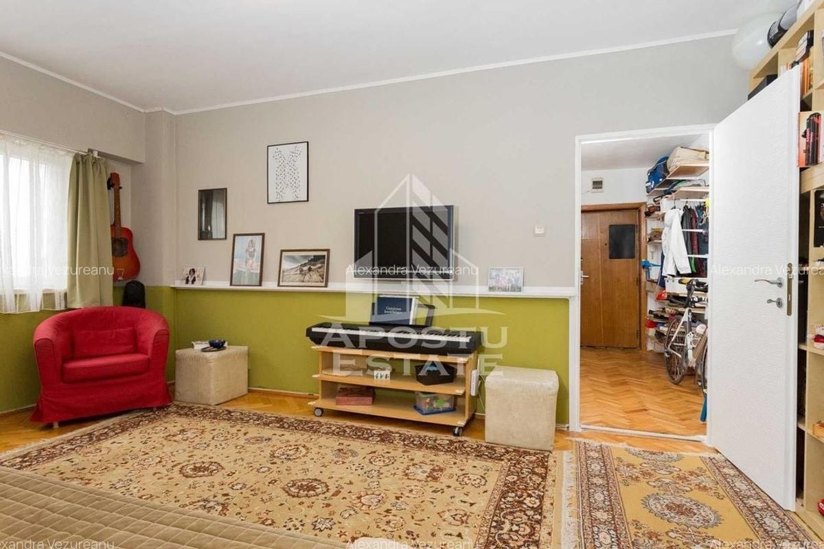 Apartament cu 3 camere, decomandat, etaj intermediar, zona Iuliu Maniu - 2 Apartament cu 3 camere, decomandat, etaj intermediar, zona Iuliu Maniu - 2