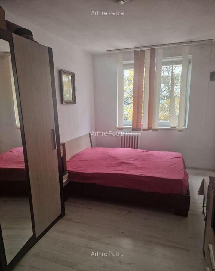 Apartament 3 camere, decomandat , etajul 1/10 - 4