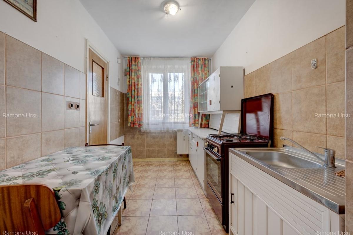Apartament 3 camere decomandat Titan, Pta. 1 Decembrie - 8